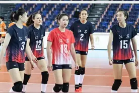 江苏女排小鬼当家，12名00后球员出战联赛，副攻和一传是四强关键图片