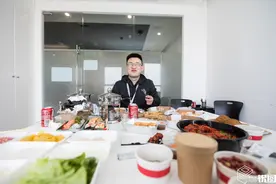 他的工作KPI是在饿了么吃外卖，体重一年涨30斤 4块腹肌浓缩成1快图片