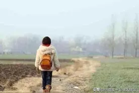 7岁女孩每天能捡到700块钱，妈妈不解，偷偷跟踪一看不淡定了图片