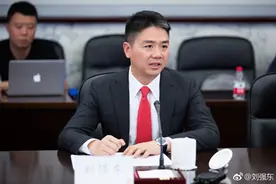 刘强东出山第一刀，京东7亿美元投资兴盛优选，背后女人是徐新图片