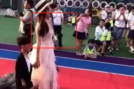 辣妈穿“蕾丝长裙”开家长会，惹其他家长不满：你是来走红毯吗？图片