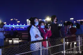 “知音号”游轮首航举办公益专场，300位医护人员及家属体验长江光景图片