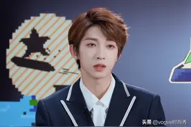 有一种“整容”叫刘宇素颜，卸妆后和队员谈心，活脱脱的梦中情人图片