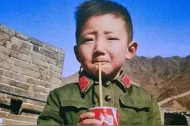 1979年第一位在长城喝可乐的中国男孩，照片火爆全球，如今怎样了图片