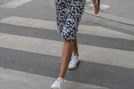 今夏火了一种穿法，叫“碎花裙+小白鞋”显瘦还时髦，贼好看图片