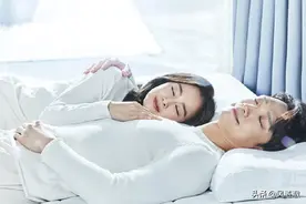 金泰熙和Rain合体拍广告，气氛超甜蜜，真实的夫妻果然不一样图片
