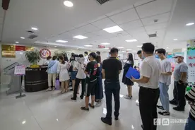 济南新人七夕“扎堆”结婚，准新娘：脚受伤了 老公背我来登记图片