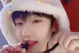 “吃个桃桃”被封后执迷不悟，晒汉服照吸粉，网友：指甲没搞错吧图片