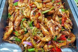 朋友请我做饭堂大锅饭，给300元我做了5个菜，回头却说我捞了不少图片