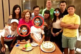56岁李克勤晒全家合照，苍老不像中年人，与空姐老婆外貌差太大图片