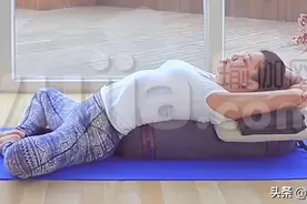 睡前在床上瑜伽三分钟，换你一夜好梦图片