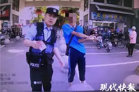 小伙收到百元假钞，民警悄悄给他换了张真的！真相太暖图片
