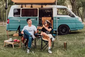 这对情侣蜗居在4㎡面包车内，却过成了现实版《向往的生活》图片