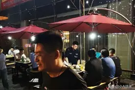 姚明深夜大排档喝酒被拍！一人占坐三人凳以一敌三，酒量异于常人图片