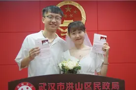 武汉第一对！博士生情侣跨省通办领证成功图片