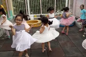 女儿裙子被扯坏，家长按照原价赔偿，3天后，整个幼儿园孤立了她图片