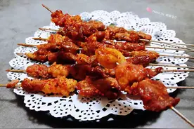 夏天太热，买上1斤羊肉，叫几个哥们，晚上撸串喝啤酒图片