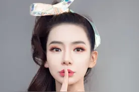 戚薇简直是“一字肩”女王，配上蝴蝶结半身裙，35岁美成少女图片