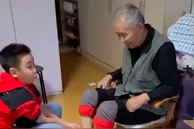 刘和刚儿女太懂事，主动为爷爷奶奶洗脚姿势熟练，认真细心获夸赞图片