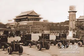 1955年国庆阅兵：第一次出现了将军领队图片