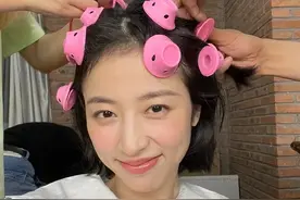 周雨彤宣告卷发失败，少女感腮红却被她成功带火了图片