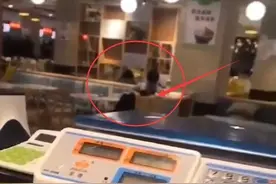 旁若无人！大学生在学校食堂做不雅之事被拍照发布，仅仅是丢脸？图片