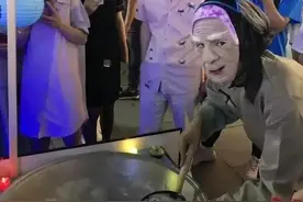 郑州的孟婆汤为啥火了？网红孟婆：喝一碗汤忘了我吧图片