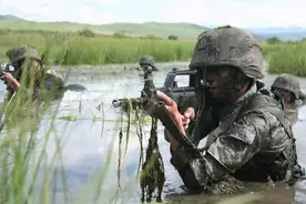 演习用的空包弹，打在身上就像挠痒痒？原来我们都太小瞧它了图片