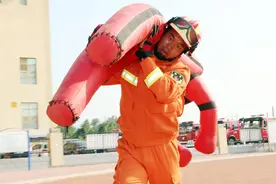 首届“火焰蓝”体能比武对抗赛系列报道（三）| 400米救人疏散物资、100米跑…图片