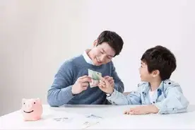 1岁男童“撩妹”技能满点，高铁搭讪美女乘务员，网友：子承父业图片