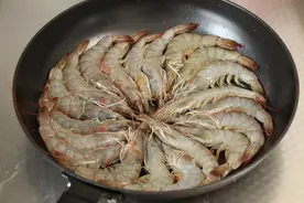 吃虾时，到底要不要去除虾线？老渔农告诉你答案，别再搞错了图片