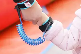 很多家长还在给孩子戴！2岁女童被悬挂电梯门2分多钟，只因这个“遛娃神器”图片