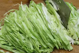 天冷晚餐吃包菜炒粉条，2个小技巧，包菜脆嫩，粉条不坨不粘锅图片