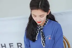 章若楠初春卫衣穿搭，青春少女感满满图片
