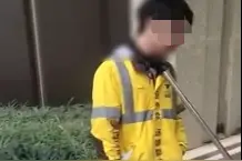“你把他当人了吗？”外卖员遭保安拿钢叉锁脖，警方通报来了图片