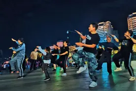90后最时髦的养生运动，就是跳广场舞图片