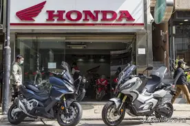 本田踏板摩托车大比拼！X-ADV和佛沙750图片