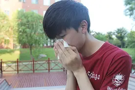 喉咙里经常有痰，吐不完，怎么回事？要是咽下去了，会有事吗？图片