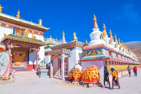 青海“诡异”寺庙，大殿内遍布猛兽，墙上还有一个神秘手印图片