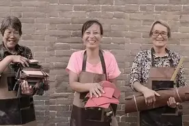 山西农村6个老太太手工制包，明星靠它拗造型，美国人也来抢图片