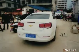 赣州8岁小孩突然发动“开门杀” 后方电动车迎头撞上图片