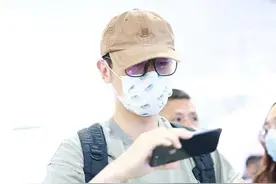 37岁朱亚文不油腻，“烂大街”T恤凹出型男身材，满屏都是荷尔蒙图片