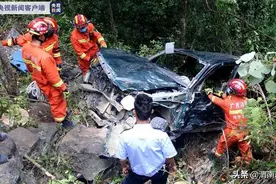 广西都安一皮卡车坠入70米山崖，致3人遇难2人受伤图片
