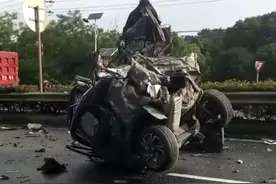 金华到永康方向岭下朱路段发生严重车祸，谨慎驾驶，注意行车安全。图片