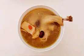 榴莲壳别浪费，搭配土鸡煲汤喝，提高免疫力图片