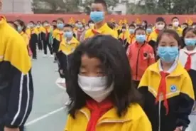 小姑娘因“凌乱发型”火了，引家长共鸣：晚上赶作业，早上喊不醒图片