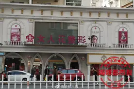 女子花6万元隆鼻却被整歪了！用手“扶着”才能正图片