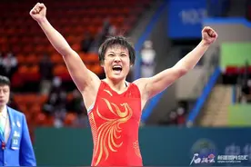 新疆摔跤再创历史 荣宁宁夺新疆女子自由摔首金图片