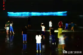 福建莆田平海镇海边沙滩出现“蓝眼泪”奇观，市民观看不用去平潭图片