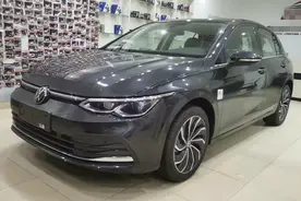 体验全新高尔夫：黑武士造型很帅气，内饰科技感出色，优惠给力图片